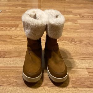 UGG boots woman’s size 9 EUC tan/Beige KOOLABURRA BY UGG lining inside zip sides